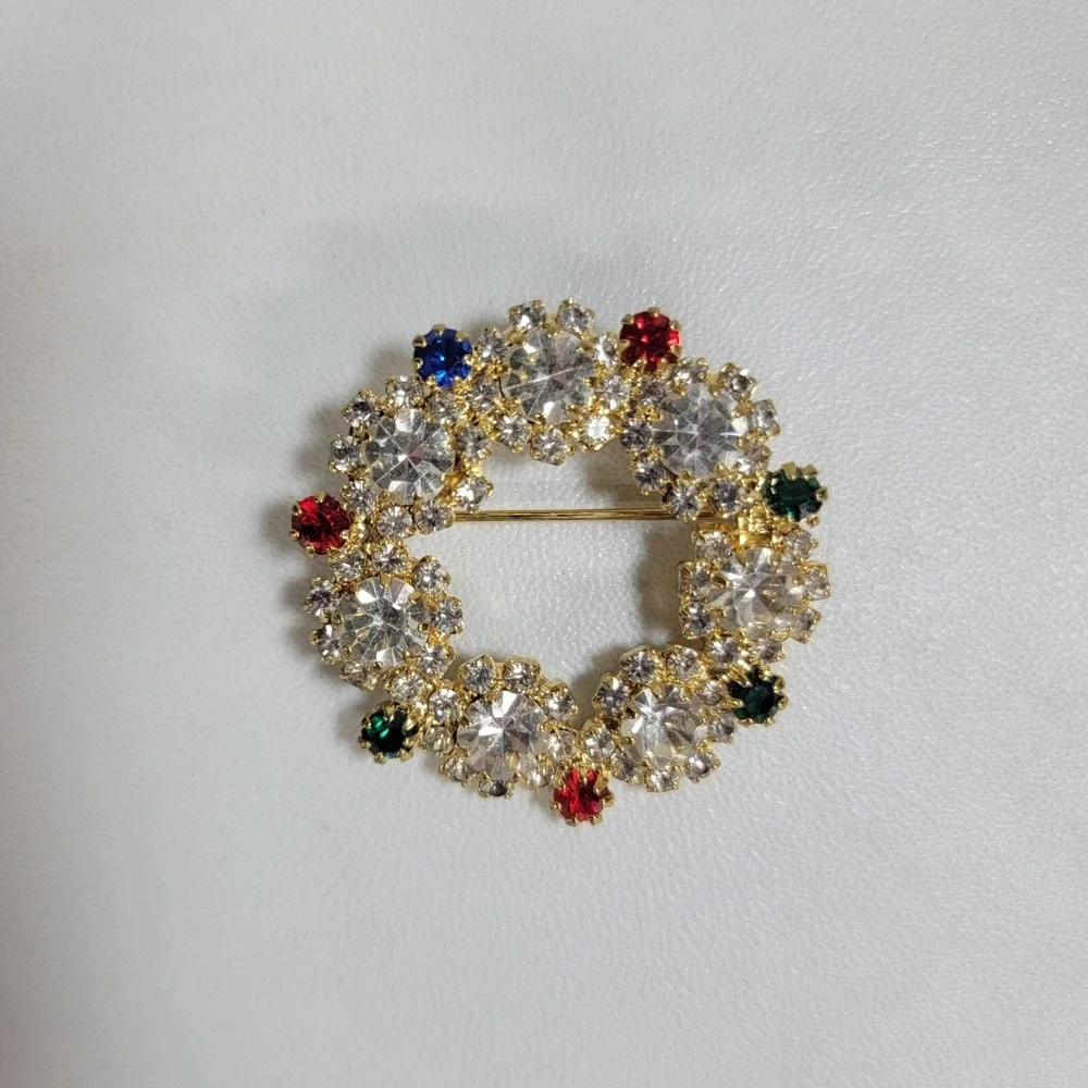 Vintage Gold-Tone White Cplorful Red Rhinestone Christmas Wreath Brooch 1.5 in - Picture 3 of 6